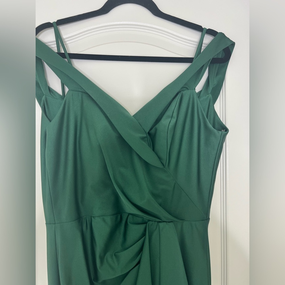 Elegant Green Women's Dress - Picture 2 of 8